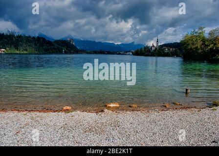 Die wunderschöne Bergkulisse des Bleder Sees in Slowenien Stockfoto