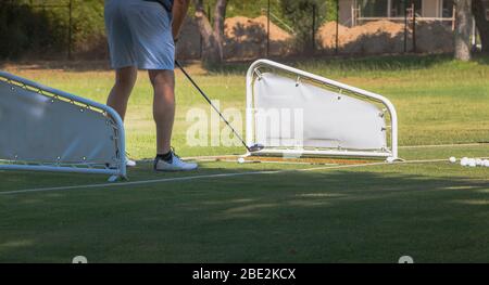 Golfspieler, der eine Schaukel mit einem Golf Fairway Holz Kurs auf dem Golf üben macht Stockfoto