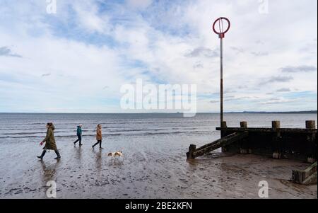 Portobello, Edinburgh. Schottland, Großbritannien. 11 April 2020. Am Osterwochenende am Samstagmorgen waren die Besucher draußen am Portobello Strand außerhalb von Edinburgh trainieren und spazieren gehen. Der beliebte Strand und die Promenade sind sehr ruhig und die Leute üben eine richtige soziale Distanz aus. Iain Masterton/Alamy Live News Stockfoto