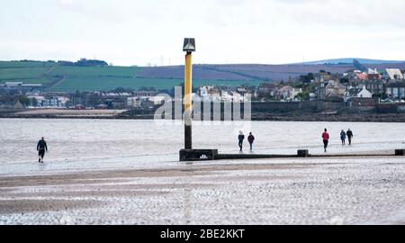 Portobello, Edinburgh. Schottland, Großbritannien. 11 April 2020. Am Osterwochenende am Samstagmorgen waren die Besucher draußen am Portobello Strand außerhalb von Edinburgh trainieren und spazieren gehen. Der beliebte Strand und die Promenade sind sehr ruhig und die Leute üben eine richtige soziale Distanz aus. Iain Masterton/Alamy Live News Stockfoto