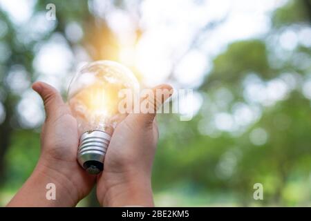 Macht und gute Energie für Natur, Hand, Lampe im Park Stockfoto