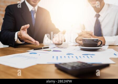 Administrator Business man Finanzinspektor Planung mit Buchhalter Sekretär, der Bericht, die Diskussion der Diagramme und Grafiken, die die Ergebnisse Stockfoto