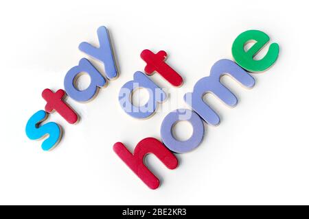 Slogan „Stay at Home“ aufgrund des weltweiten Ausbruchs der Coronavirus-Pandemie. Coronavirus Covid-19, Quarantäne Motivationsausdruck. Stockfoto
