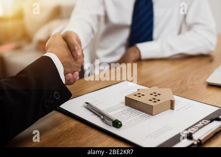 Immobilien-Konzept, Geschäftsmann schütteln die Hände mit Bankier Agentur nach Unterzeichnung Haus Versicherungsvertrag Stockfoto