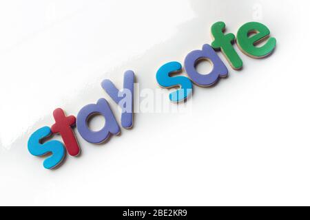 Slogan „Stay Safe“ aufgrund des weltweiten Ausbruchs der Coronavirus-Pandemie. Coronavirus Covid-19, Quarantäne Motivationsausdruck. Stockfoto