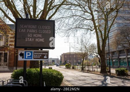 Southend-on-Sea, Großbritannien. April 2020. Matrix Verkehrsschilder in Victoria Avenue, auf dem Weg nach Southend-on-Sea informieren, dass Parkplätze in der Stadt und am Meer geschlossen sind, um nach Hause zu gehen und sicher zu bleiben. Der rat ergreift eine Reihe von Maßnahmen, um die Menschen von der Küste fernzuhalten. Penelope Barritt Stockfoto