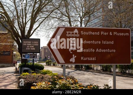 Southend-on-Sea, Großbritannien. April 2020. Matrix Verkehrsschilder in Victoria Avenue, auf dem Weg nach Southend-on-Sea informieren, dass Parkplätze in der Stadt und am Meer geschlossen sind, um nach Hause zu gehen und sicher zu bleiben. Der rat ergreift eine Reihe von Maßnahmen, um die Menschen von der Küste fernzuhalten. Penelope Barritt Stockfoto