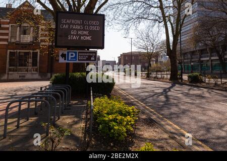 Southend-on-Sea, Großbritannien. April 2020. Matrix Verkehrsschilder in Victoria Avenue, auf dem Weg nach Southend-on-Sea informieren, dass Parkplätze in der Stadt und am Meer geschlossen sind, um nach Hause zu gehen und sicher zu bleiben. Der rat ergreift eine Reihe von Maßnahmen, um die Menschen von der Küste fernzuhalten. Penelope Barritt Stockfoto