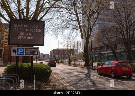 Southend-on-Sea, Großbritannien. April 2020. Matrix Verkehrsschilder in Victoria Avenue, auf dem Weg nach Southend-on-Sea informieren, dass Parkplätze in der Stadt und am Meer geschlossen sind, um nach Hause zu gehen und sicher zu bleiben. Der rat ergreift eine Reihe von Maßnahmen, um die Menschen von der Küste fernzuhalten. Penelope Barritt Stockfoto