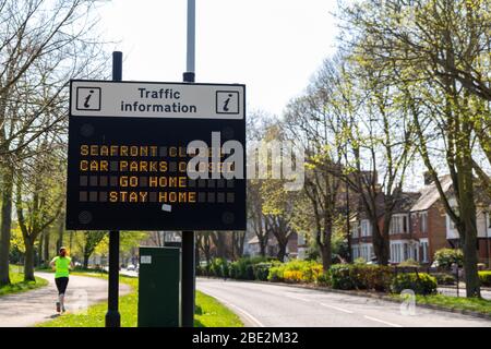 Southend-on-Sea, Großbritannien. April 2020. Matrix Verkehrsschilder in Victoria Avenue, auf dem Weg nach Southend-on-Sea informieren, dass Parkplätze in der Stadt und am Meer geschlossen sind, um nach Hause zu gehen und sicher zu bleiben. Der rat ergreift eine Reihe von Maßnahmen, um die Menschen von der Küste fernzuhalten. Penelope Barritt Stockfoto