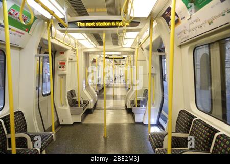 Ein leerer Londoner U-Bahn-Zug während der Corona-Virus-Pandemie und Quarantäne von 2020 Stockfoto