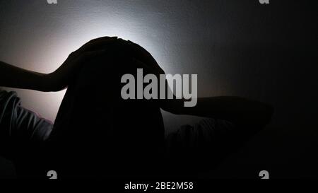 Silhouette der besorgten depressiven Person. Stockfoto