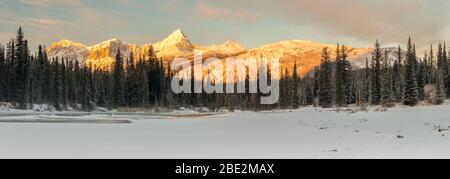 Teilweise gefrorener Athabasca River, oberhalb der Athabasca Falls, mit Blick auf Mount Edith Cavell, Jasper National Park, Alberta, Kanada Stockfoto