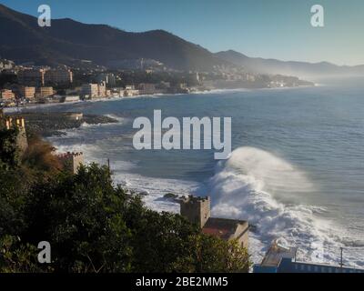 SeaStorm in Genua Boccadasse im Herbst aus höherer Sicht Stockfoto
