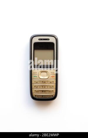 Altes Handy auf weißem Hintergrund. Ein altes, altes Handy. Stockfoto