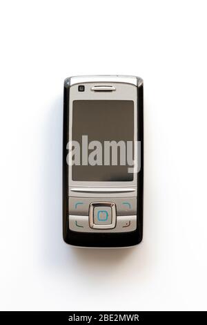 Altes Handy auf weißem Hintergrund. Ein altes, altes Handy. Stockfoto
