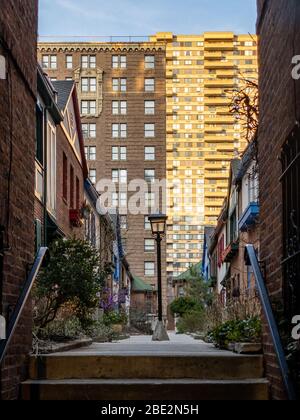 Pomander Walk, ein kooperativer Apartmentkomplex in Manhattan, New York City, an der Upper West Side zwischen Broadway und West End Avenue in New Stockfoto