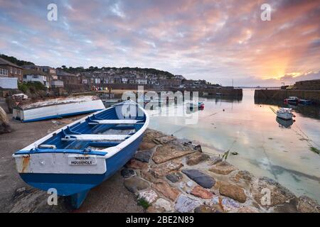 Morgenlicht über dem malerischen Hafen von Mousehole, Cornwall Stockfoto