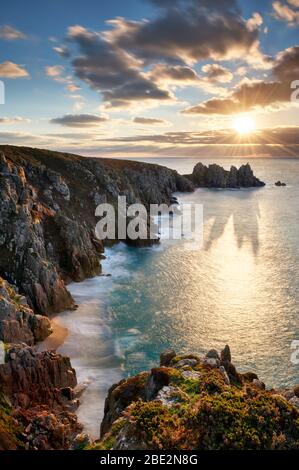 Sonnenaufgang über dem Pednvounder Strand, Porthcurno, Cornwall Stockfoto