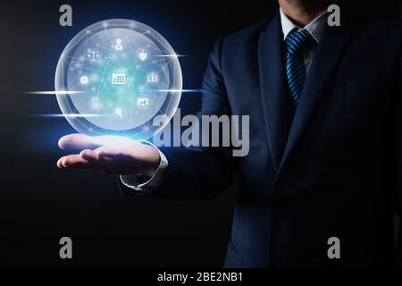 Business- und Technologiekonzept, Smart Icon auf der Handfläche von Business man und globale Verbindungsdaten Stockfoto