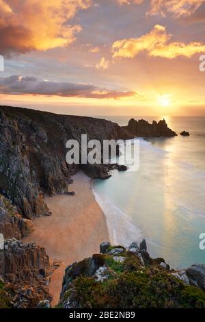 Morgenlicht über Pednvounder Beach, Porthcurno, Cornwall Stockfoto