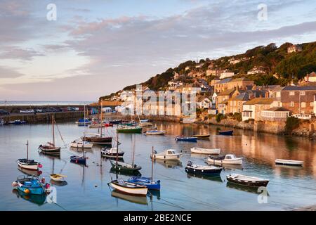 Morgenlicht über dem malerischen Hafen von Mousehole, Cornwall Stockfoto