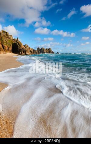 Sonniger Nachmittag am Pedn Vounder Strand, Porthcurno, Cornwall Stockfoto