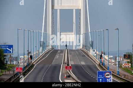 Eine verlassene Severn Bridge, die England und Wales verbindet, ist normalerweise über einen Feiertag beschäftigt, da die staatlichen Beschränkungen weiterhin Coronavirus enthalten. Stockfoto