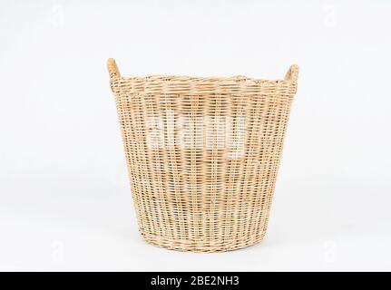 Korbkorb mit Kleidung isoliert auf weißem Hintergrund Stockfoto
