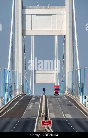 Eine verlassene Severn Bridge, die England und Wales verbindet, ist normalerweise über einen Feiertag beschäftigt, da die staatlichen Beschränkungen weiterhin Coronavirus enthalten. Stockfoto