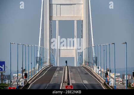 Eine verlassene Severn Bridge, die England und Wales verbindet, ist normalerweise über einen Feiertag beschäftigt, da die staatlichen Beschränkungen weiterhin Coronavirus enthalten. Stockfoto