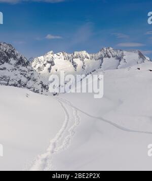 Bergwinterlandschaft mit Skipisten durch Pulverschnee. Schweizer Berge Wannenhorn Gabelhorn im Wallis in Jungfrau-Aletsch bei Moosfluh. Stockfoto
