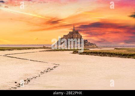 Schöne Aussicht auf berühmte historische Le Mont Saint-Michel Gezeiteninsel, Normandie, Frankreich in schönen Abenddämmerung in der Dämmerung Stockfoto