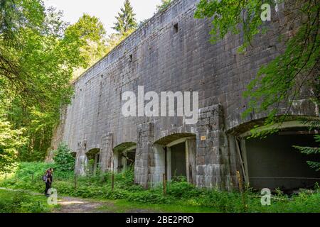 Kohlelagerbunker (erforderlich für die Kohleversorgung des Dritten Reiches/Adolf Hitler Berchtesgaden/Berghof-Gebietes in 1930/40s), Obersalzberg, Bayern, Deutschland. Stockfoto