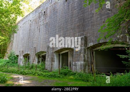 Kohlelagerbunker (erforderlich für die Kohleversorgung des Dritten Reiches/Adolf Hitler Berchtesgaden/Berghof-Gebietes in 1930/40s), Obersalzberg, Bayern, Deutschland. Stockfoto