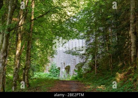 Kohlelagerbunker (erforderlich für die Kohleversorgung des Dritten Reiches/Adolf Hitler Berchtesgaden/Berghof-Gebietes in 1930/40s), Obersalzberg, Bayern, Deutschland. Stockfoto