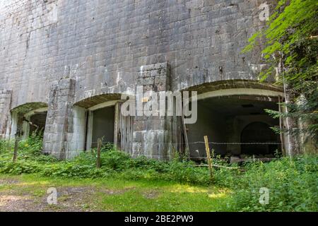 Kohlelagerbunker (erforderlich für die Kohleversorgung des Dritten Reiches/Adolf Hitler Berchtesgaden/Berghof-Gebietes in 1930/40s), Obersalzberg, Bayern, Deutschland. Stockfoto