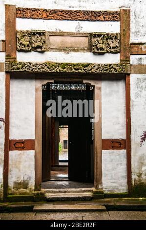 Eingang in Huang Xiuwens Großmeister Herrenhaus aus der Qianlong-Ära Luotiancun (Anyi alten Dorf), in der Nähe von Nanchang, Jiangxi Provinz Stockfoto