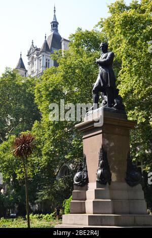 Eine Statue von Sir James Outram in Westminster London. Stockfoto