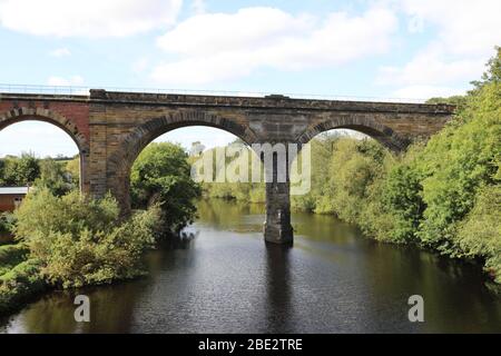 Yarm Viaduct über den Fluss Tees mit Ingenieuren und Auftragnehmern Plakette. Leeds-Thrisk Linie, die n 1852 eröffnet Stockfoto