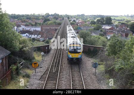 Zug auf dem Yarm Eisenbahnviadukt über den Fluss Tees. TransPennine Express-Zug nach Middlesborough. Von Egglescliffe schaut man Richtung Yarm. Stockfoto