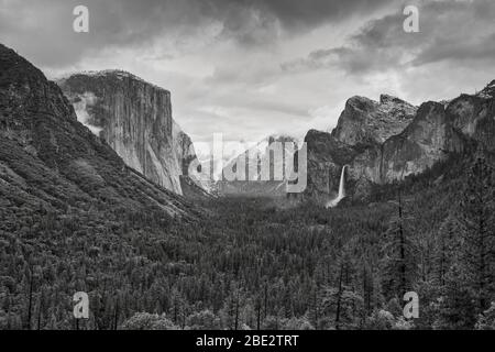 Die schöne Aussicht vom Tunnel View im Yosemite Nationalpark, USA Stockfoto