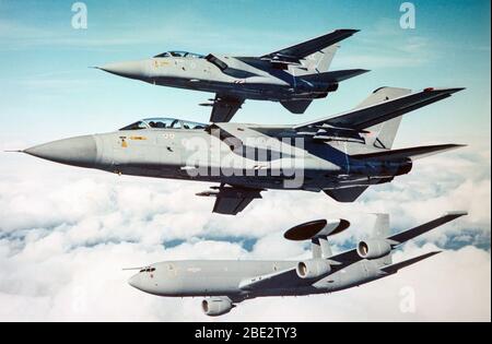 Ein Air-to-Air-Foto, das zwei britische Royal Air Force Panavia Tornado-Kämpfer zusammen mit einer Royal Air Force Boeing E-3D Sentry AWACS zeigt. Stockfoto