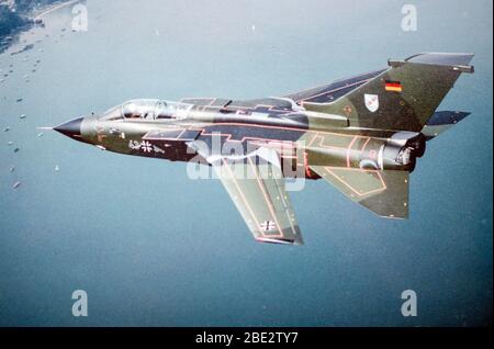 Luftaufnahme eines deutschen Luftwaffe Panavia Tornado 43+94 Jagdflugzeugers. Stockfoto