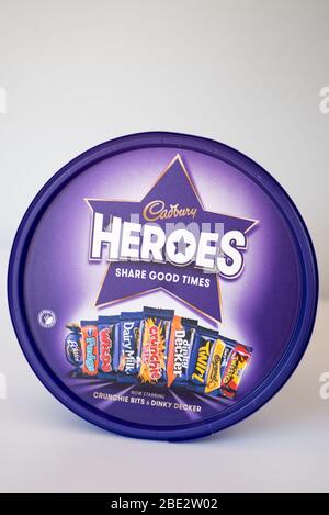 Cadburys Heroes Schokolade Plastikbox Stockfoto