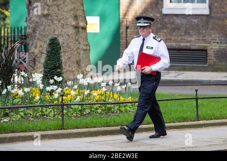 Vorsitzender des National Police Chief's Council Martin Hewitt in Downing Street, London, nachdem Premierminister Boris Johnson von der Intensivstation, wo er seit Montag gegen Coronavirus behandelt wird, verlegt wurde. Stockfoto