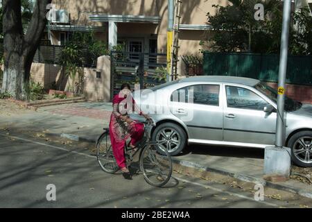 Chandigarh / Indien / 04. April 2017: Inderin auf der Straße mit dem Fahrrad Stockfoto