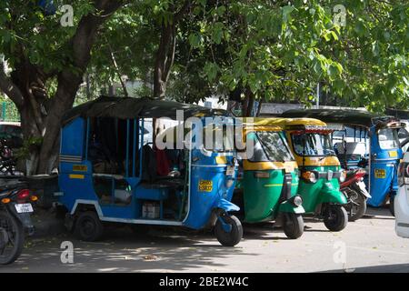 Chandigarh / Indien / 04. April 2017: indisches Taxi unter dem Baum geparkt Stockfoto