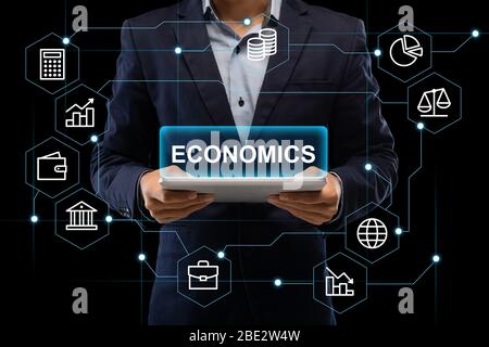 Mans Hände halten Tablette mit Inschrift Wirtschaft Stockfoto
