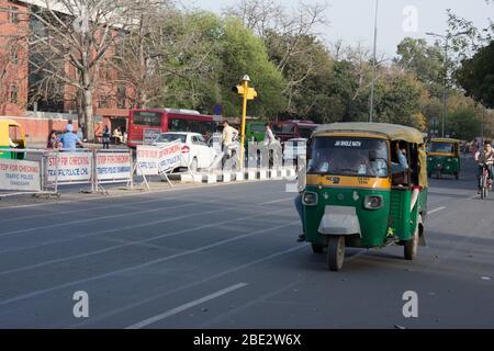 Chandigarh / Indien / 04. April 2017: Indianisches Taxi auf der Straße in Gelb und Grün gefärbt Stockfoto